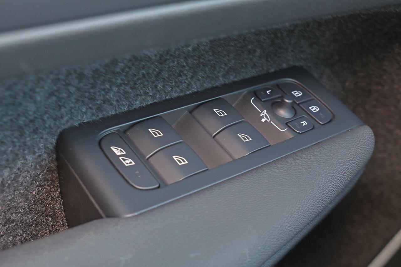 Volvo XC40 T5 Recharge Plus Dark - IntelliSafe Assist - 360º Camera - Harman/Kardon audio - Verwarmde voorstoelen & stuur - Parkeersensoren voor & achter - Elektr. bedienb. voorstoelen met geheugen links - Draadloze tel. lader - Extra getint glas - 19' LMV