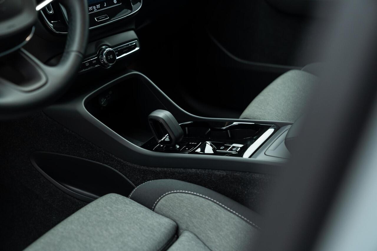 Volvo XC40 B4 Plus Dark Aut | Trekhaak 2000 kg | All-seasonbanden | BLIS | Adaptive Cruis control | 19" Wielen | Verw.voorstoelen | Verw. voorruit | Parkeercamera |