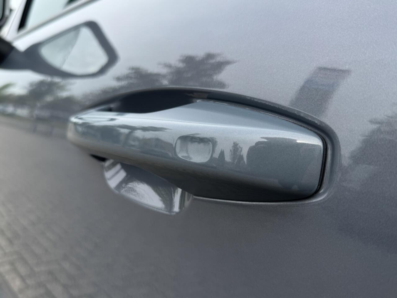 Volvo XC40 2.0 T4 Momentum| Trekhaak, CarPlay, Keyless, Leder