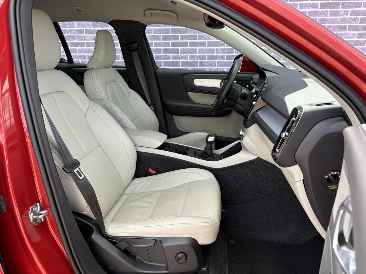 Volvo XC40 1.5 T2 Momentum Business | Leder | Keyless entry | Elektrische achterklep | Adaptieve Cruise controle | Parkeersensoren V+A |