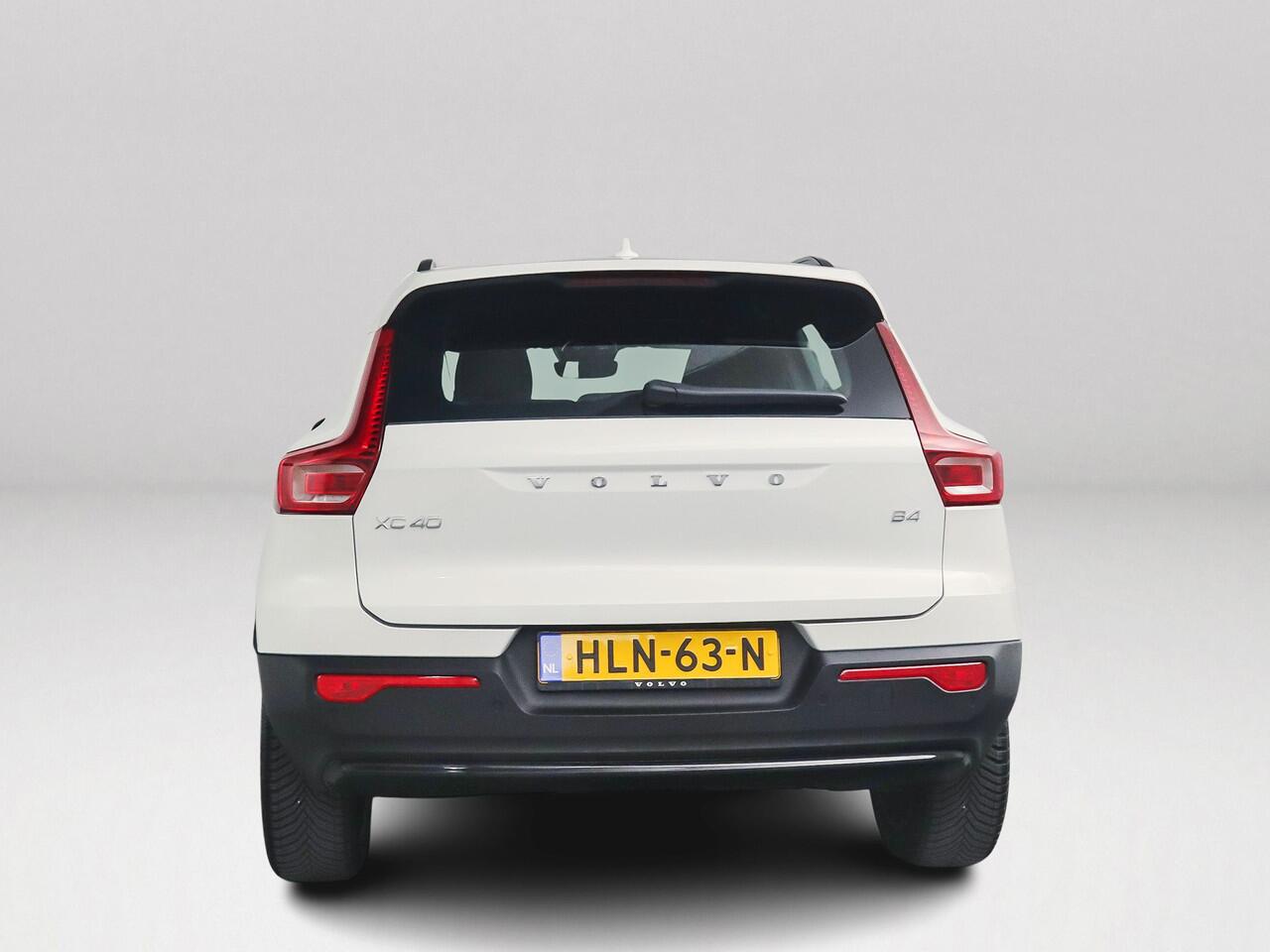 Volvo XC40 B4 Plus Dark | Parkeercamera | Stoel- en Stuurverwarming | Harman Kardon | Trekhaak