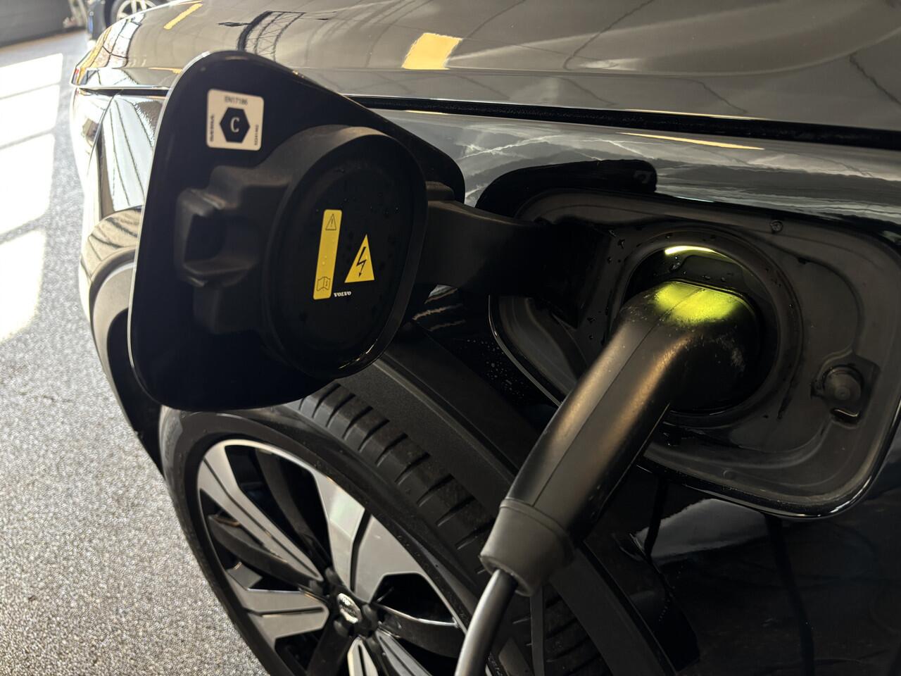 Volvo XC40 T4 Plug-in Ultimate Bright / Panoramadak / Leer - Alcantara / Harman-Kardon / Dab+ / Apple Carplay / Stuur- en Stoelverwarming / MY 2023 - Elek Trekhaak -