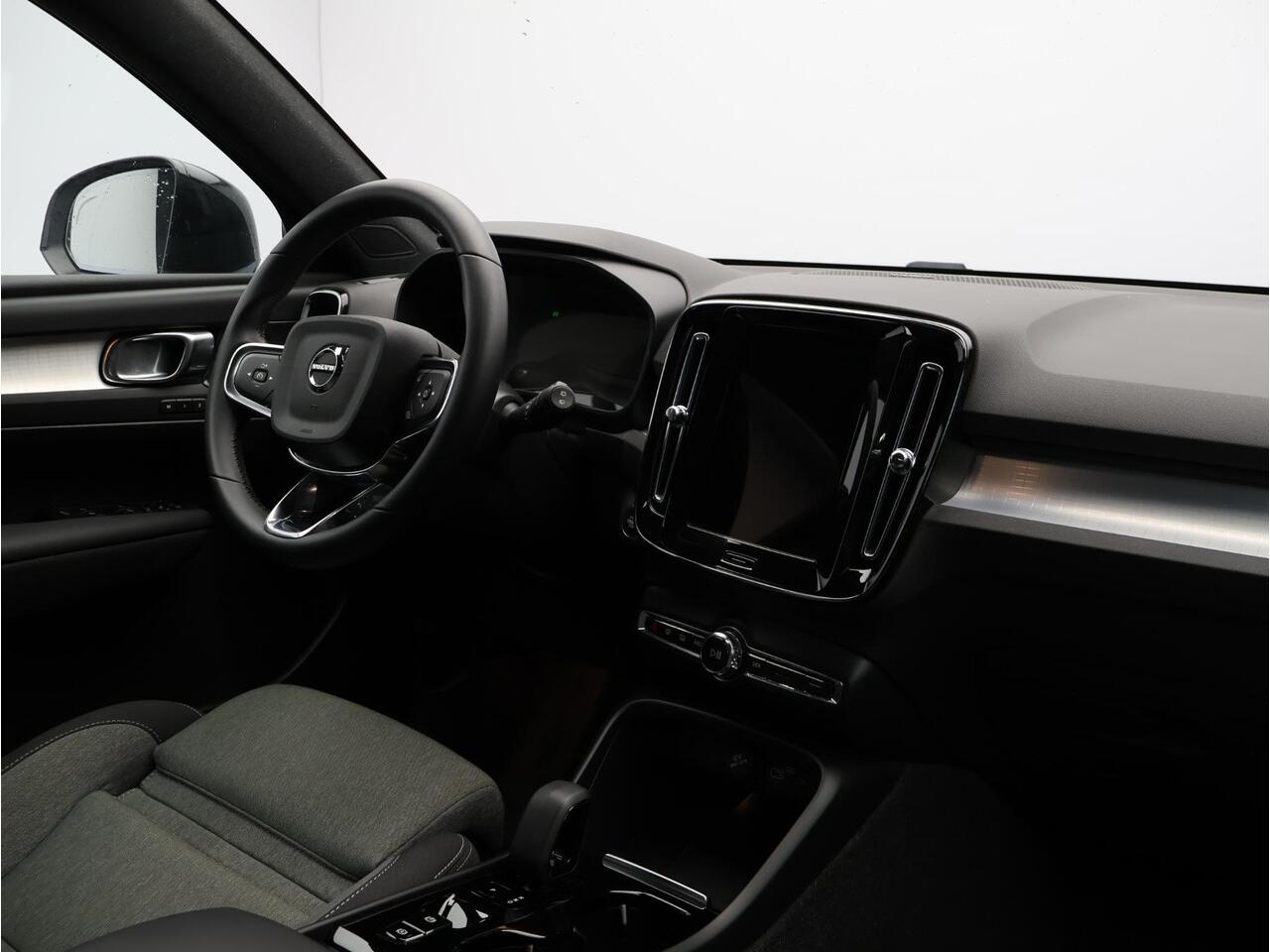 Volvo XC40 2.0 B4 Plus Dark Automaat / Trekhaak / Harman Kardon / All-Season Banden / Voorraam verwarmd
