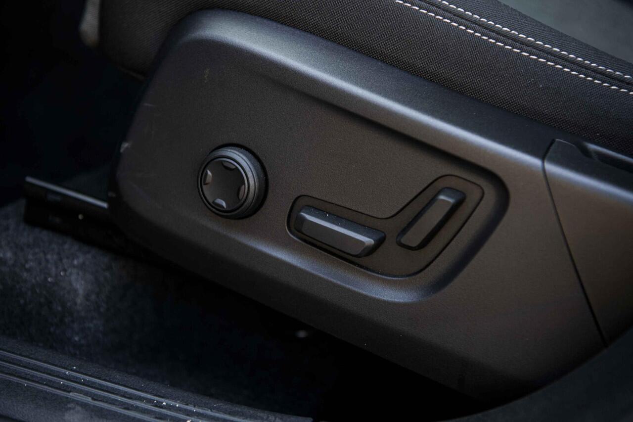 Volvo XC40 2.0 B4 Plus Dark | Trekhaak | Adaptive Cruise Control | Dode hoek detectie BLIS | Harman/Kardon audio | Elektrische stoelverstelling | Stoel- en stuurverwarming | Verwarmde Voorruit |