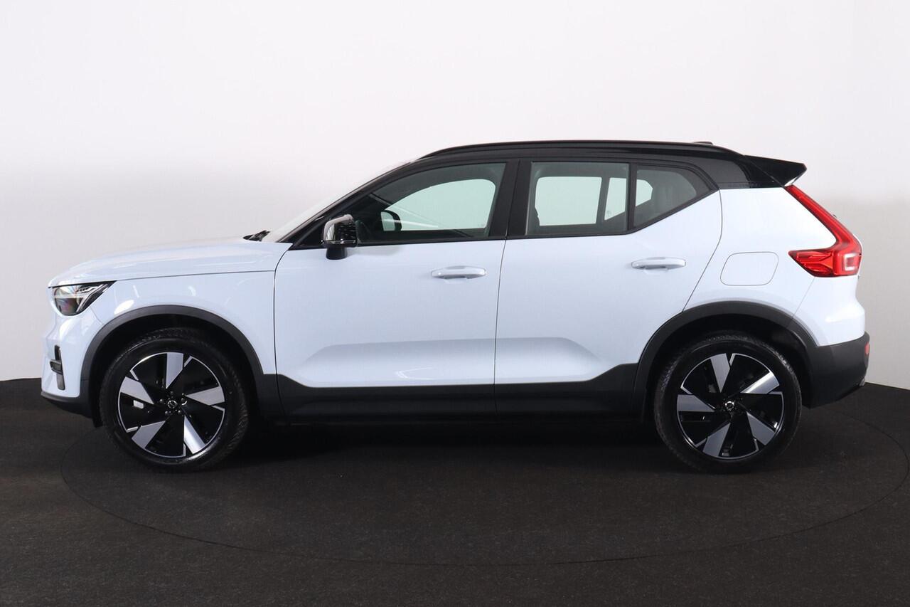 Volvo XC40 Extended Range Plus 82 kWh - IntelliSafe Assist & Surround - Parkeercamera achter - Verwarmde voorstoelen & stuur - Parkeersensoren voor & achter - Draadloze tel. lader - Warmtepomp - Elektr. inklapbare trekhaak - 19' LMV