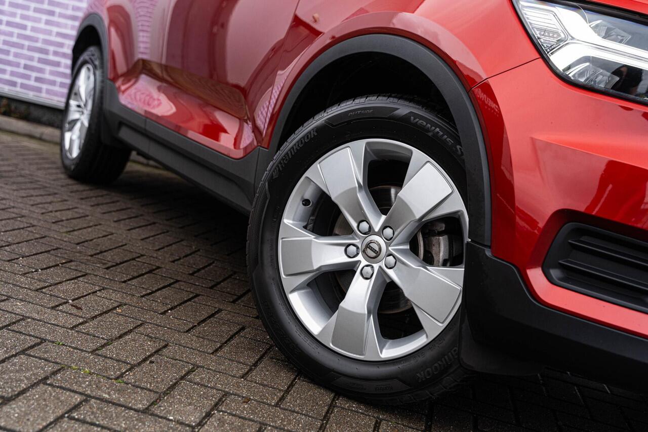 Volvo XC40 1.5 T3 Momentum | Stoel-/ Stuurverwarming | Camera | Cruise Control | Dodehoekdetectie | Parkeersensoren Voor + Achter | Volvo On Call | Carplay |