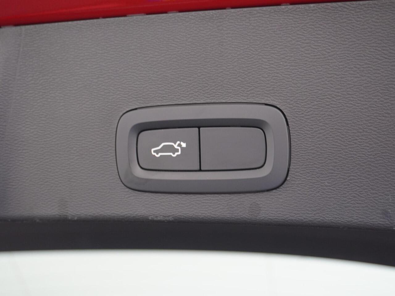 Volvo XC40 1.5 T3 R-Design Panoramadak/Trekhaak/360Camera etc.