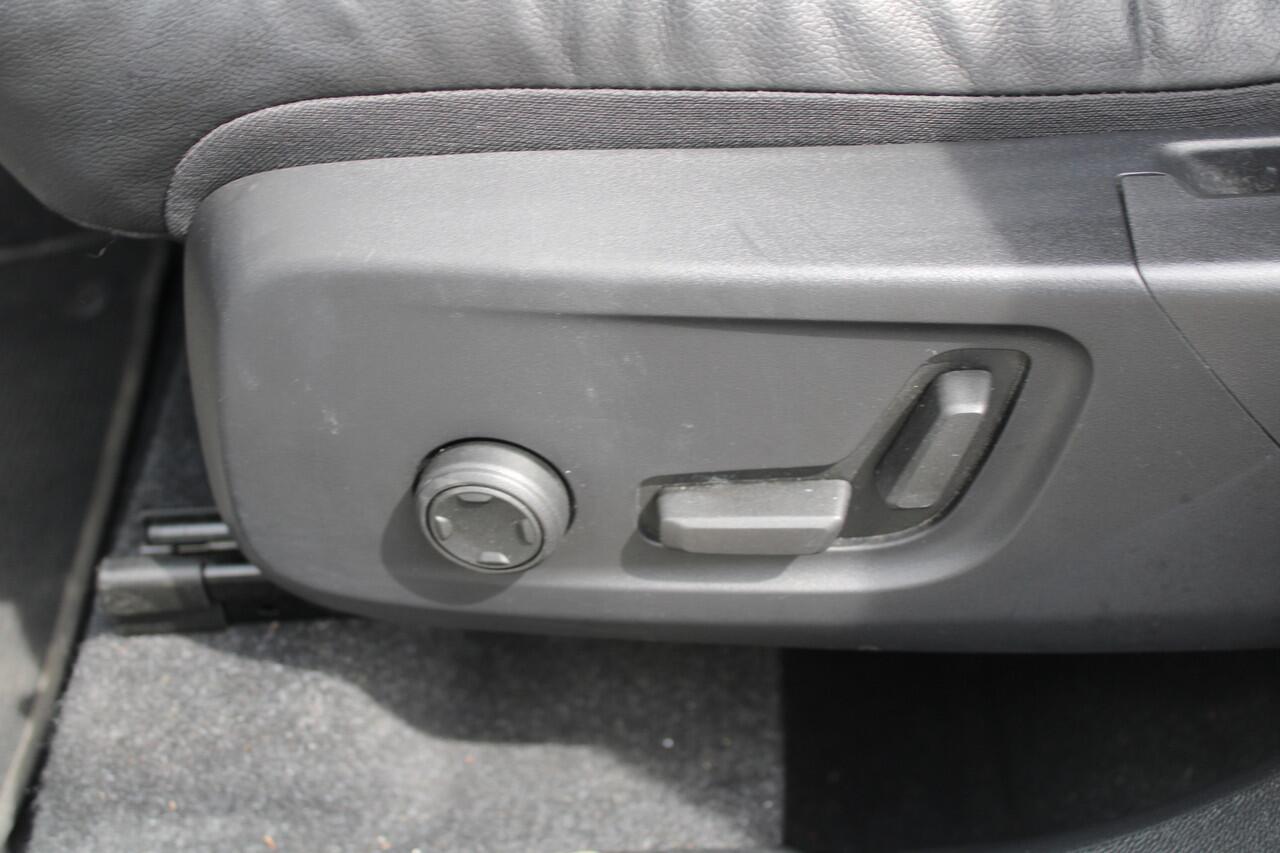 Volvo XC40 1.5 T4 Plug-in hybrid Plus Dark - Navi - Camera - Stoel-stuurverwarming - Memory - Leder - 19" LM velgen - Rijklaar