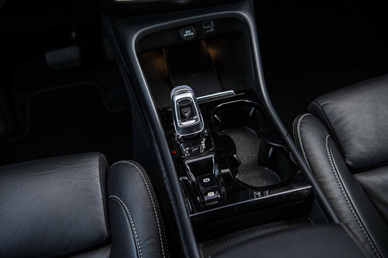 Volvo XC40 1.5 T4 Recharge Inscription | Trekhaak | 19" | Adaptieve Cruise Control | Leder | Parkeer Camera | Keyless Entry |