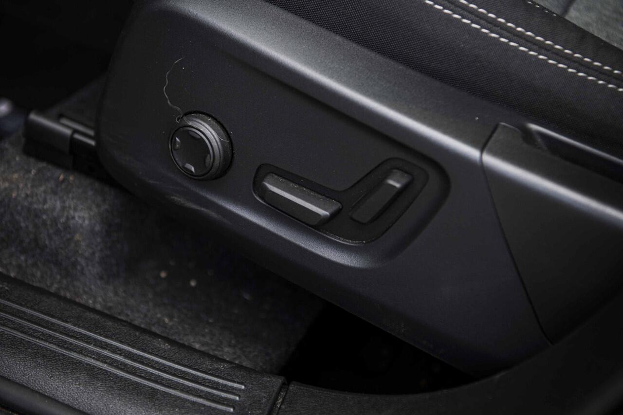 Volvo XC40 2.0 B4 Plus Dark | Trekhaak | Adaptive Cruise Control | Dode hoek detectie BLIS | Harman/Kardon audio | Elektrische stoelverstelling | Stoel- en stuurverwarming | Verwarmde Voorruit |