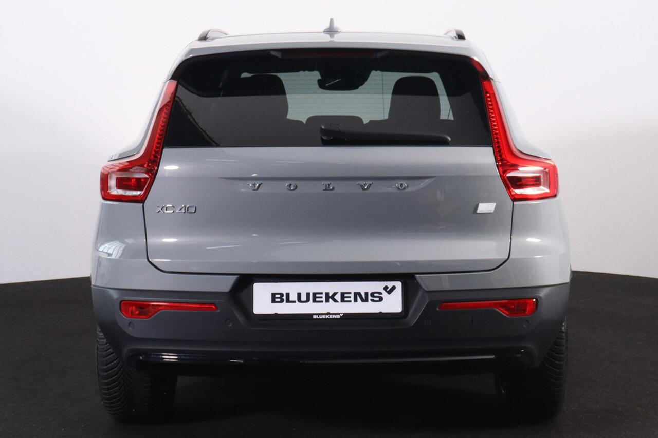 Volvo XC40 T5 Recharge Plus Dark - IntelliSafe Assist - 360º Camera - Harman/Kardon audio - Verwarmde voorstoelen & stuur - Parkeersensoren voor & achter - Elektr. bedienb. voorstoelen met geheugen links - Draadloze tel. lader - Extra getint glas - 19' LMV