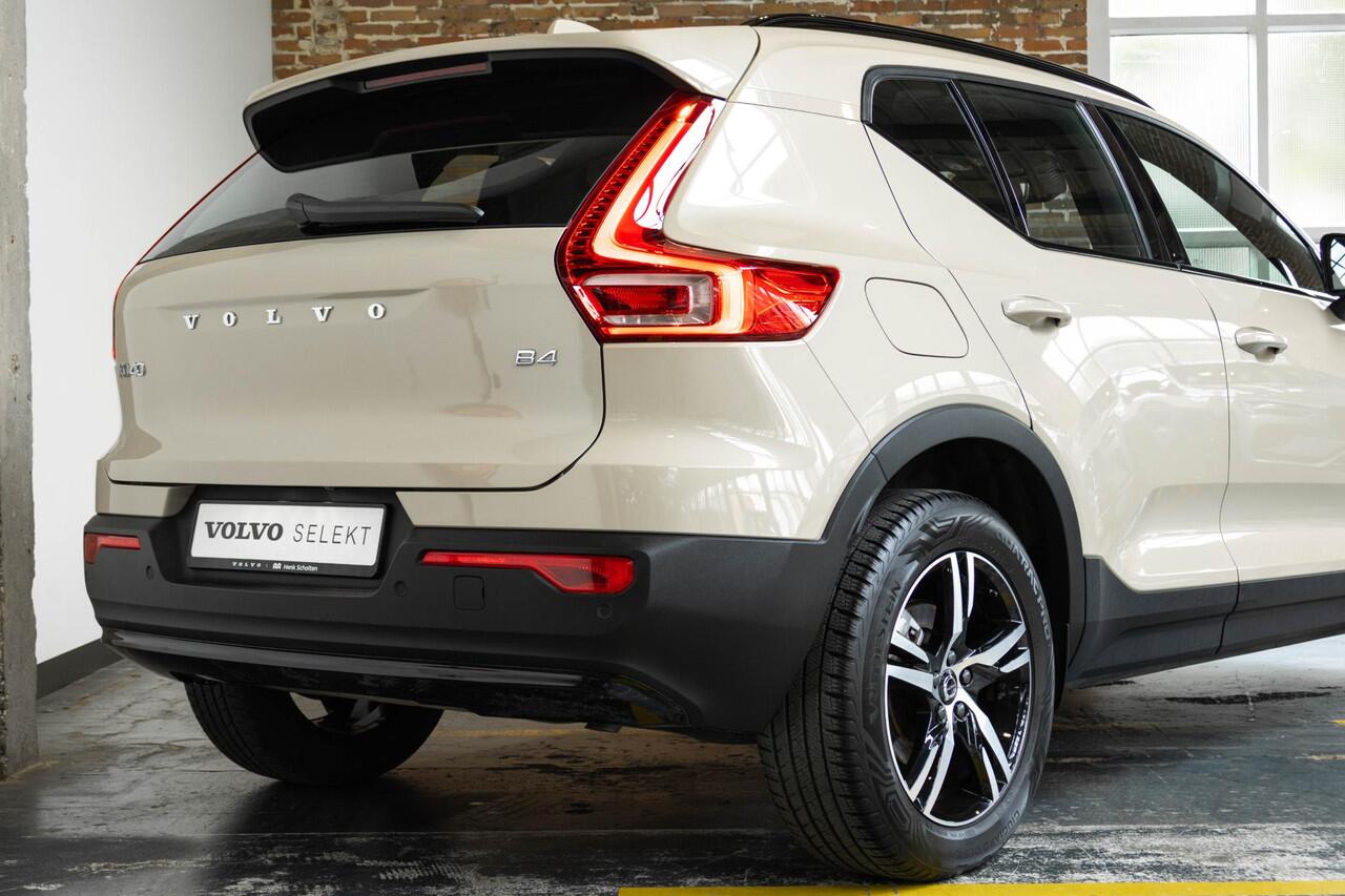 Volvo XC40 B4 Plus Dark | Verwarmde Voorstoelen+Stuurwiel | Verwarmde voorruit | Semi-Elektrische Trekhaak | Harman Kardon Premium Audio | Apple Carplay / Android Auto | Electrisch bedienbare voorstoelen | Google infotaiment