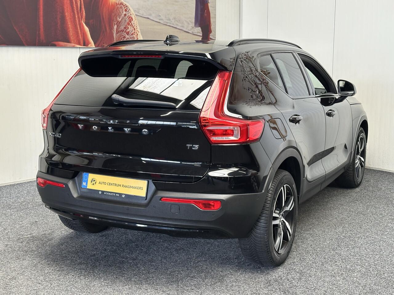 Volvo XC40 1.5 T3 R-DESIGN AUTOMAAT 360 CAMERA LEDER ALCANTARA NAVIGATIE CRUISE CONTROL STOEL EN STUUR VERWARMING KEYLESS GO APPLE CARPLAY/ANDROID RIJSTROOKSENSOREN ZEER MOOI !! 3010