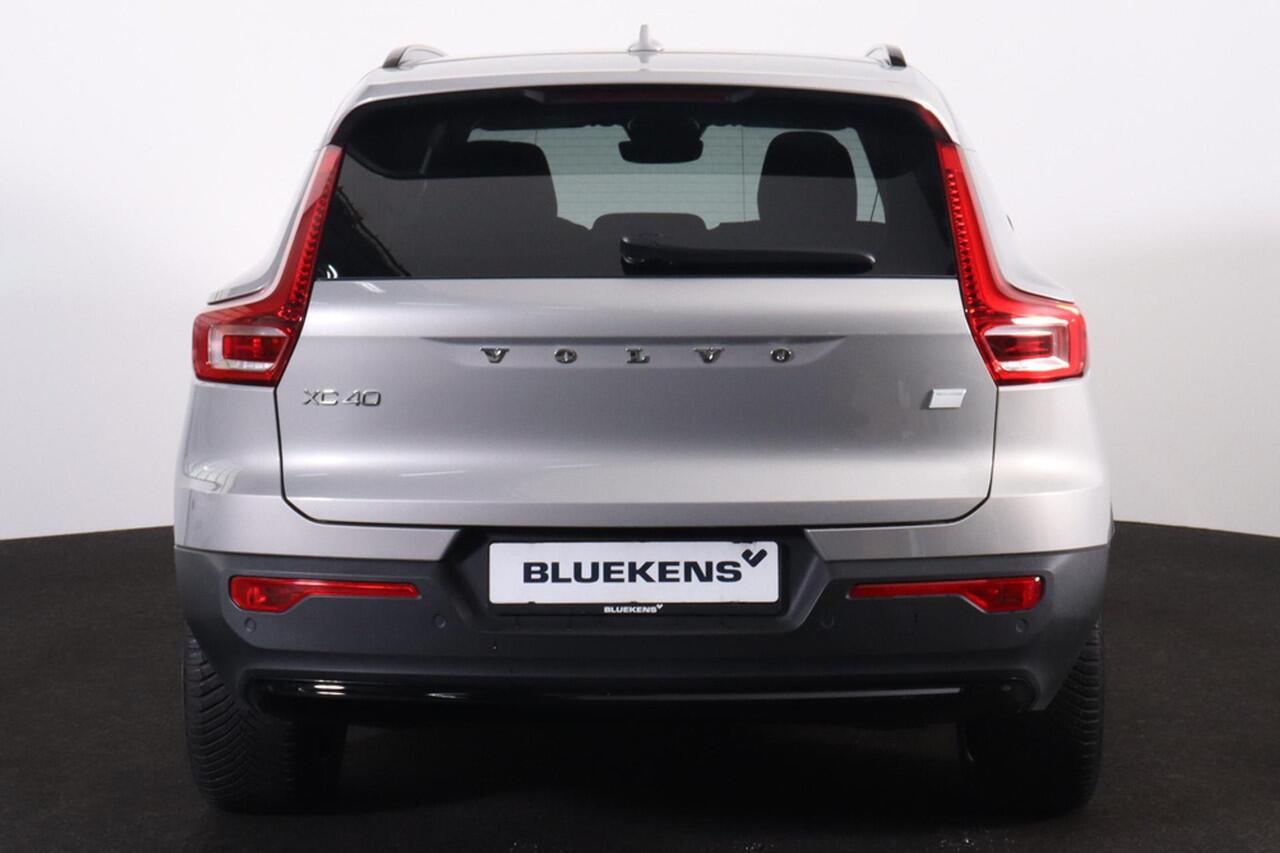 Volvo XC40 Extended Range Plus 82 kWh - IntelliSafe Assist & Surround - Parkeercamera achter - Verwarmde voorstoelen & stuur - Parkeersensoren voor & achter - Draadloze tel. lader - Warmtepomp - Extra getint glas - 19' LMV