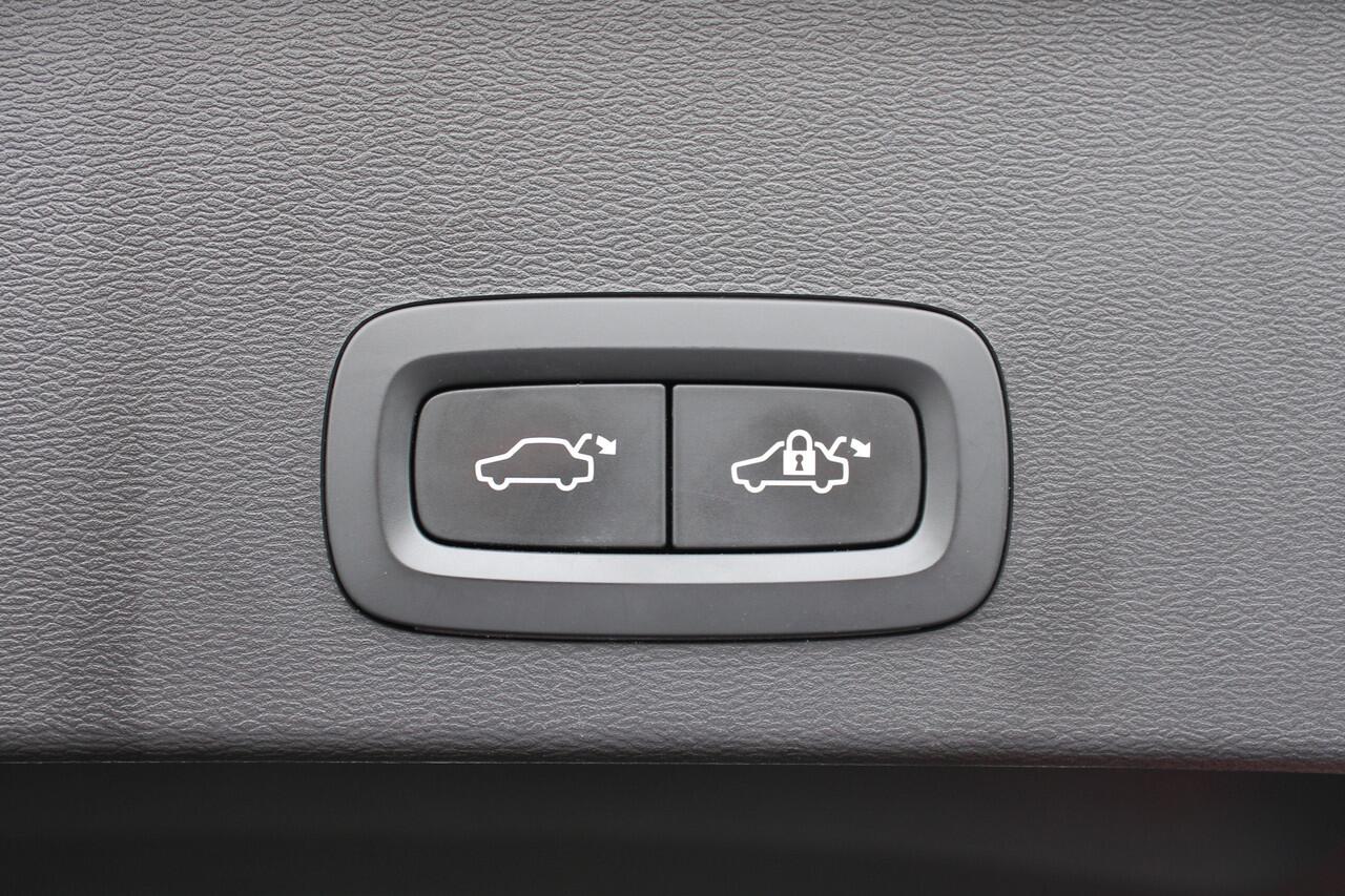 Volvo XC40 T2 Automaat Business Pro | Adapt. Cruise | El. Trekhaak | BLIS | Keyless | DAB | El. Achterklep |