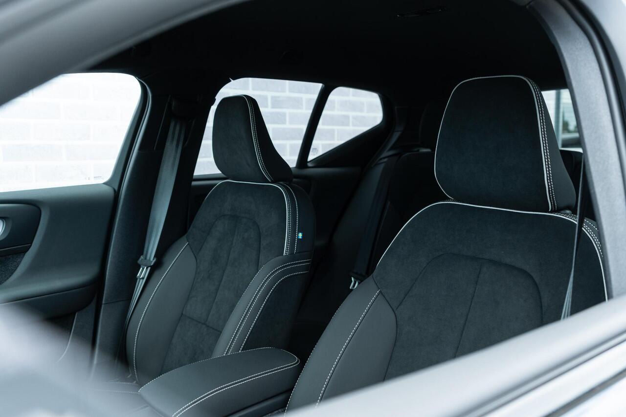 Volvo XC40 B4 Plus Black Edition 197 pk | Op voorraad | Extra getint glas | 20" velgen | Connect suède-textiel/Microtech-bekleding | Google Maps en Google Play Store