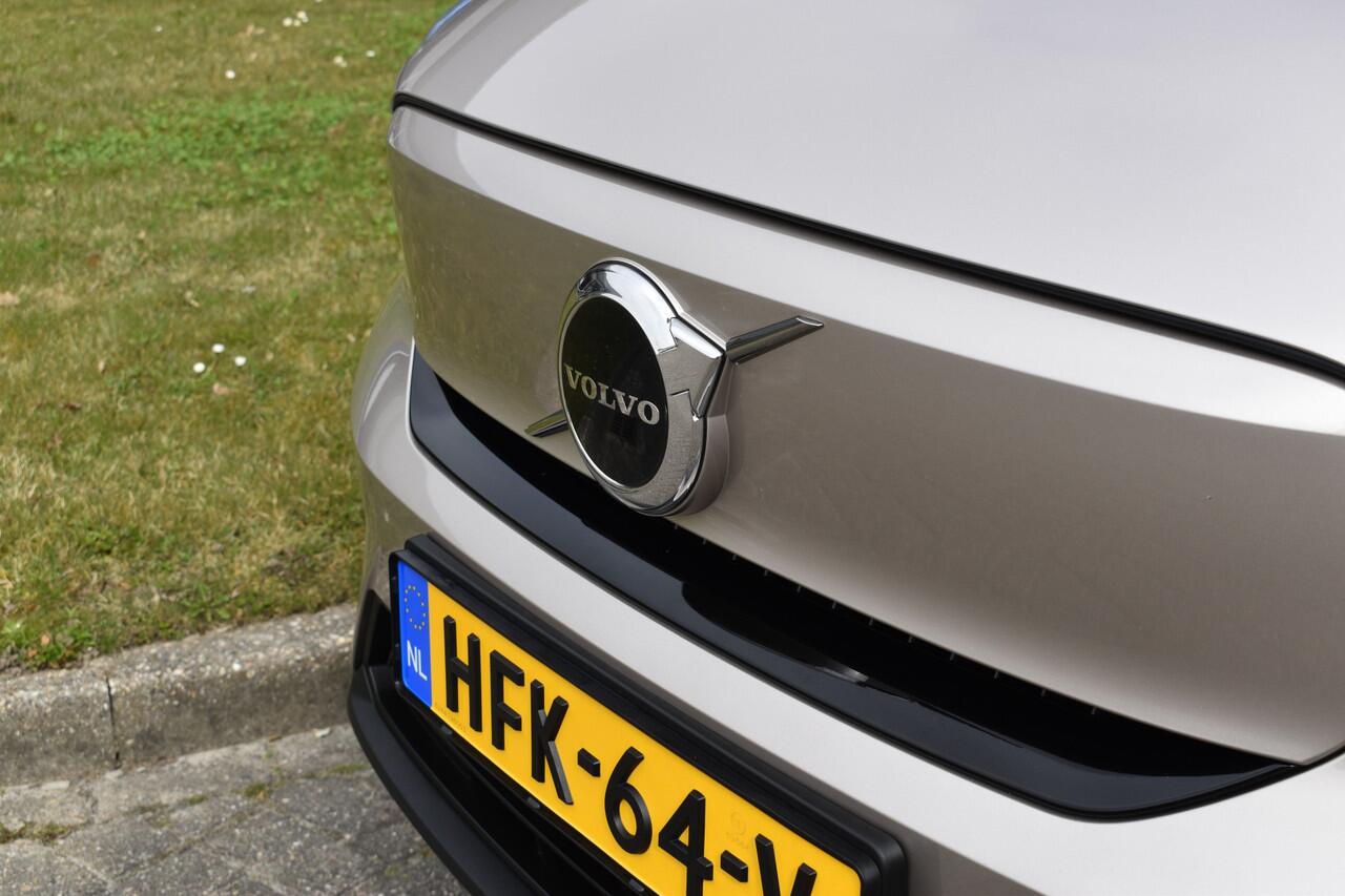 Volvo XC40 Twin 408PK AWD Plus 82 kWh | Trekhaak | ACC | Elektr. stoel | Camera | Stuurverwarming | 19"LMV