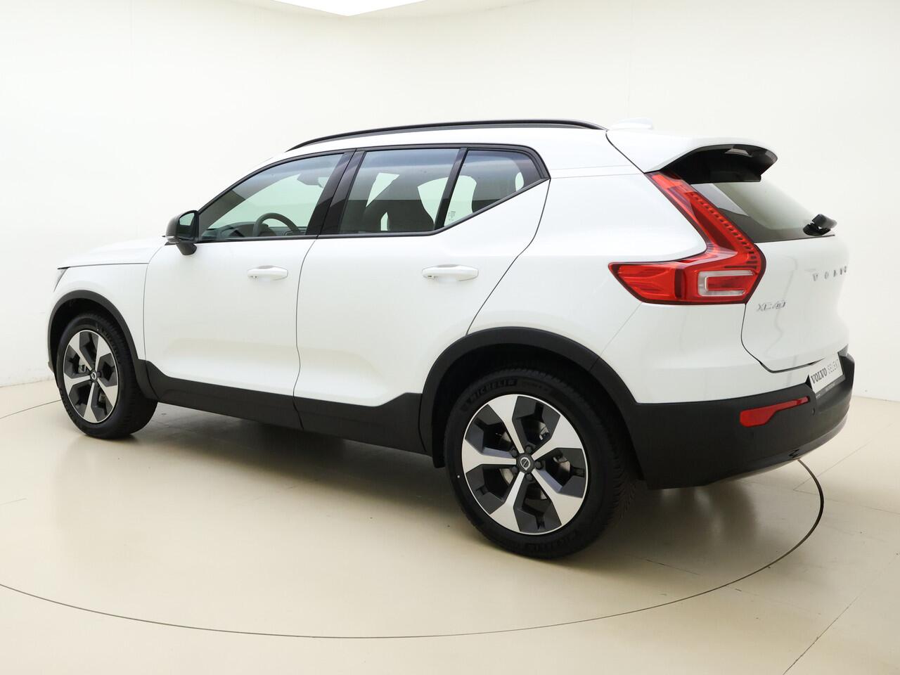 Volvo XC40 B4 211pk Plus Dark / Harman en Kardon audio / Keyless entry / Elektr. stoelen / Trekhaak / Stoel /- en stuurverwarming / Camera /