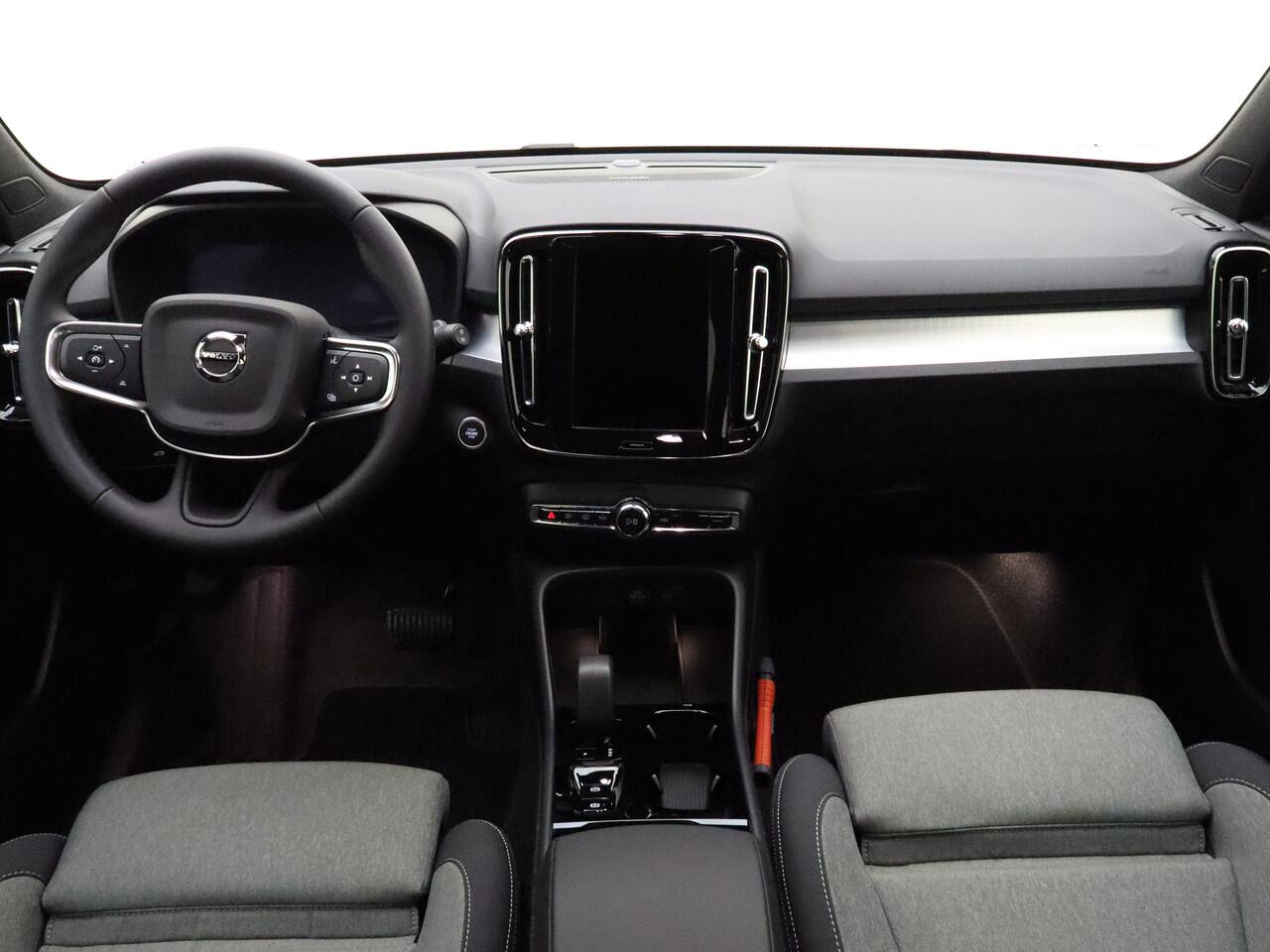 Volvo XC40 B4 211pk Plus Dark / Harman en Kardon audio / Keyless entry / Elektr. stoelen / Trekhaak / Stoel /- en stuurverwarming / Camera /