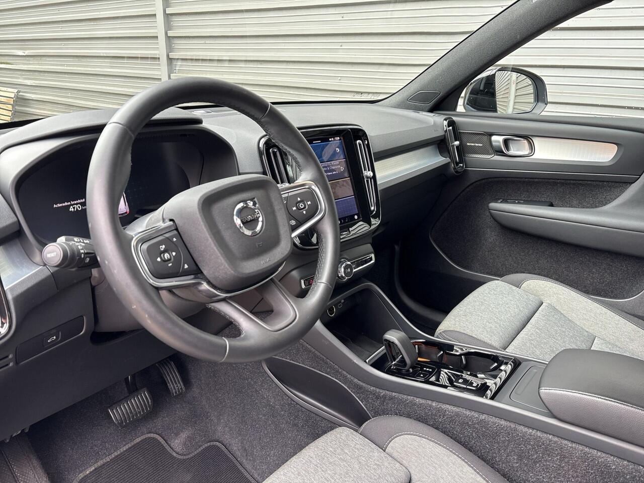 Volvo XC40 2.0 B4 Plus Dark / Verwarmbare voorruit / Audio Harman Kardon / Trekhaak /