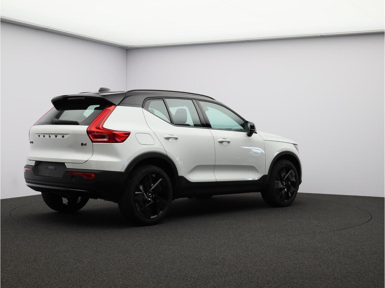 Volvo XC40 2.0 B4 Plus Black Edition / Nubuck Bekleding / Harman Kardon / Stoel+Stuurverwarming / Adaptive Cruise / Pilot Assist / BLIS / Keyless /