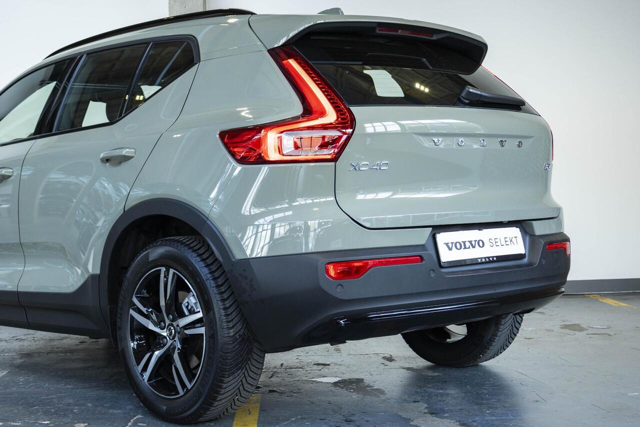 Volvo XC40 B4 Plus Dark | Trekhaak Semi-elektrisch | Adaptieve Cruise Control | Pilot Assist | Verwarmbare voorstoelen | Verwarmbaar stuurwiel | Blind Spot Information System | Verwarmbare voorruit | Parkeercamera | Parkeersensoren voor + achter |