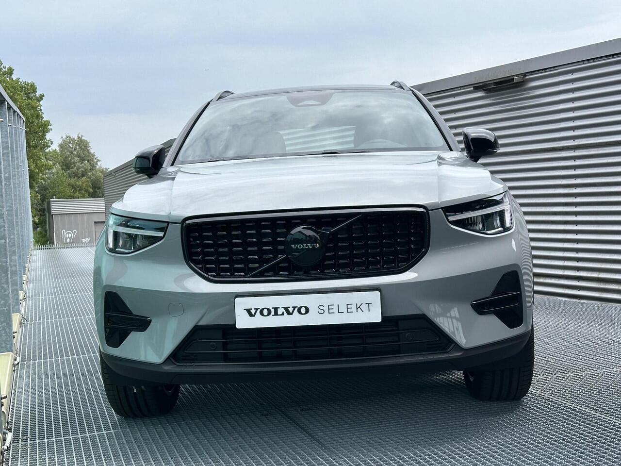 Volvo XC40 2.0 B4 Plus Black Edition Mild hybrid, Automaat, Leder/nubuck bekleding, Stoelverwarming, Stuurverwarming, 20 inch wielen