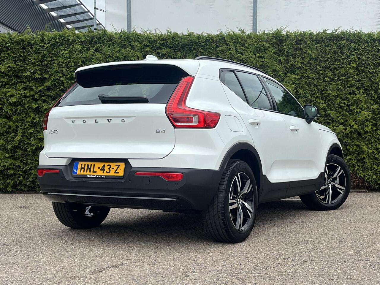 Volvo XC40 B4 Plus Dark Trekhaak | Pilot Assist | Camera | Stuurverwarming | BLIS | H&K Audio | Keyless
