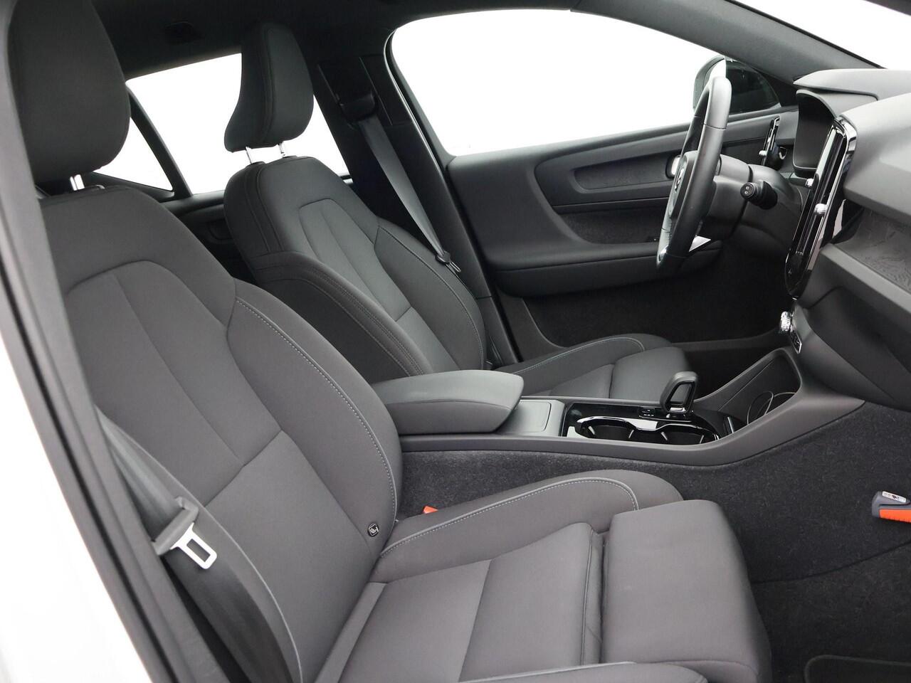 Volvo XC40 238 PK SINGLE MOTOR PLUS 69 kWh + ELEK. TREKHAAK | ACC | 19 INCH | CAMERA