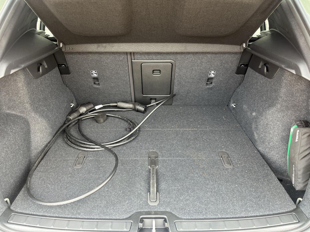 Volvo XC40 Single Motor Plus 69 kWh / Stoel- en stuurverwarming / Achteruitrijcamera / Elektrische achterklep /