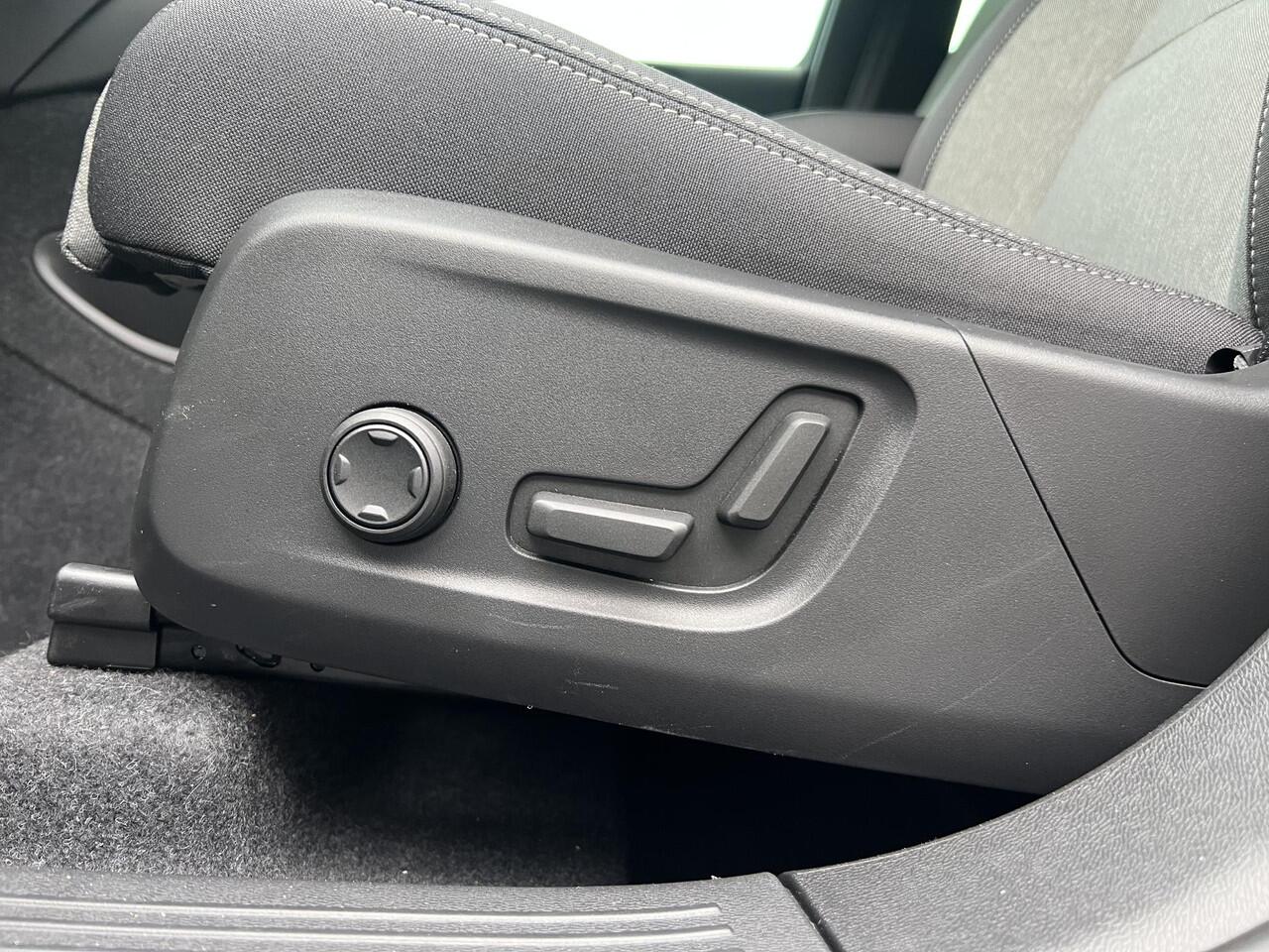 Volvo XC40 2.0 B4 Plus Dark Mild hybrid, Automaat, Trekhaak semi elektrisch wegklapbaar, Stoelverwarming, Stuurverwarming, Verwarmde voorruit, Noodreservewiel