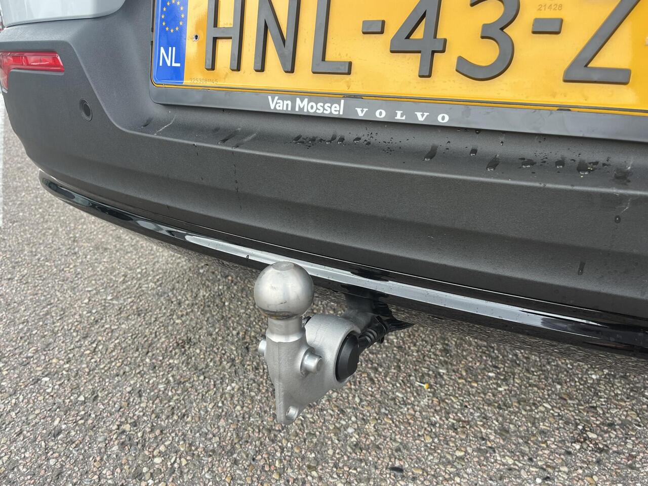 Volvo XC40 B4 Plus Dark Trekhaak | Pilot Assist | Camera | Stuurverwarming | BLIS | H&K Audio | Keyless