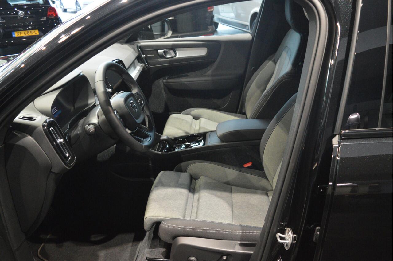 Volvo XC40 2.0 B3 Plus Dark Black edition camera harman kardon 20 inch !!