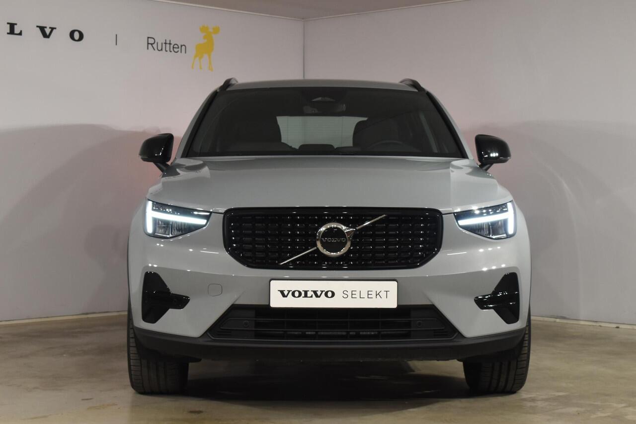 Volvo XC40 B4 211PK Automaat Plus Dark / Navigatie / Adaptive Cruise / Harman Kardon / Stuur- & Stoelverwarming / Elektrische achterklep / Achteruitrijcamera / Elektrische stoelverst. met geheugen / Trekhaak