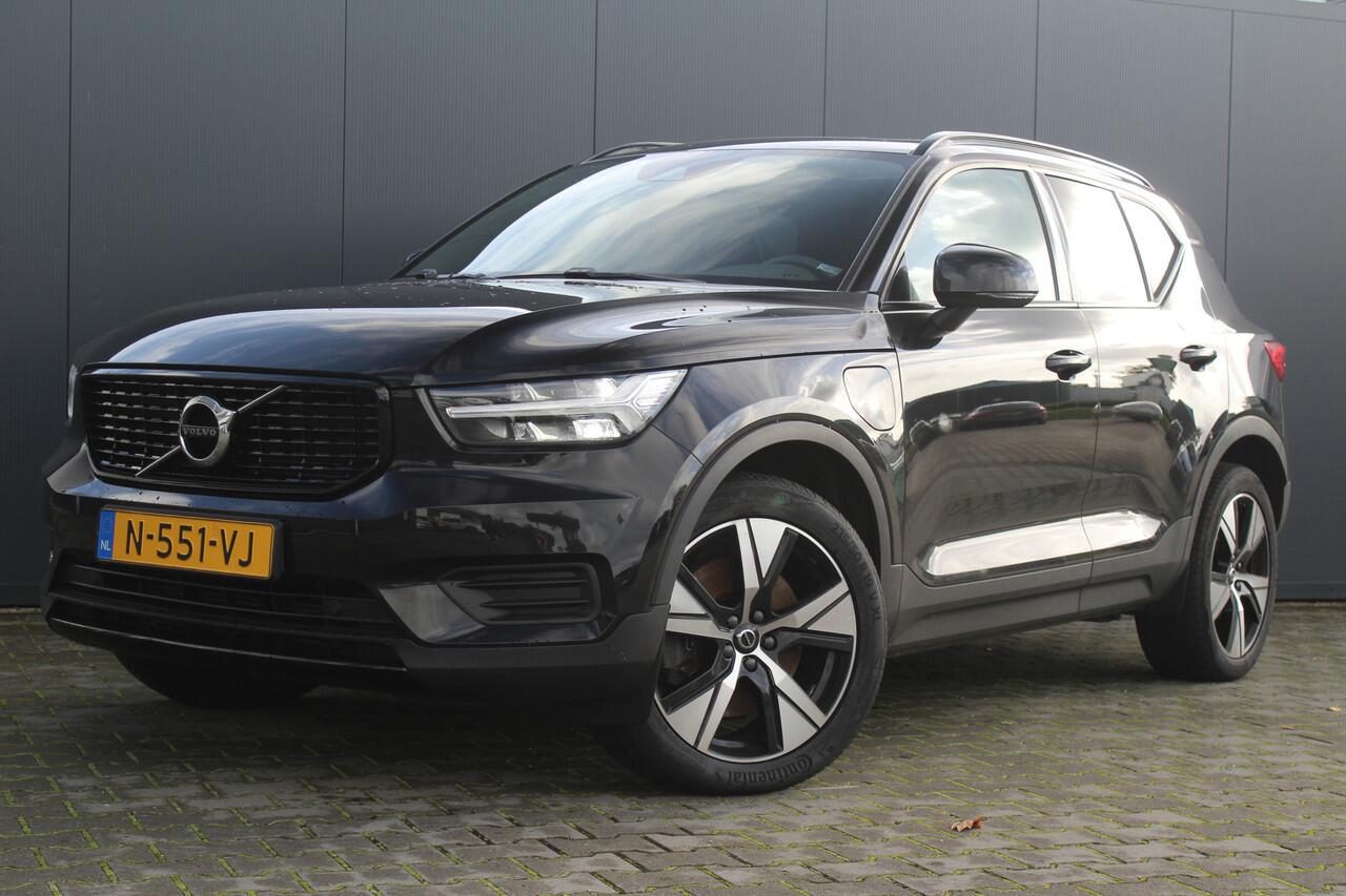 Volvo XC40 1.5 T4 Recharge R-Design | Incl. 12 maanden garantie | Harman/Kardon audio | Schuif/kantel dak | Apple carplay/Android auto | Stuurwiel verwarming | Voorstoelen verwarmd | DAB | Navigatie | Lichtmetalen velgen | Climate control | Zwart dakhemel
