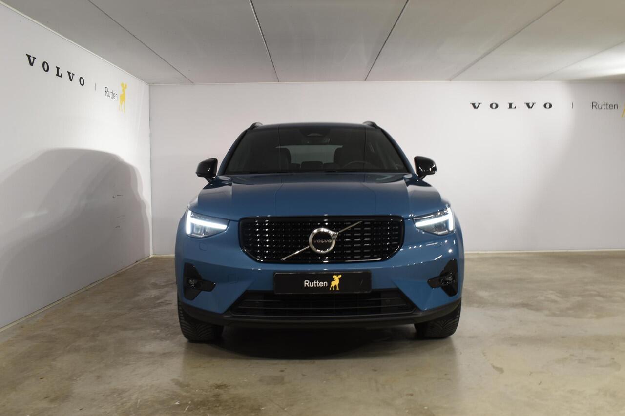 Volvo XC40 B4 211PK Automaat Plus Dark / Climate pack / Donker getint glas / 19'' velgen / Adaptieve cruise control / DAB+ / El. Achterklep