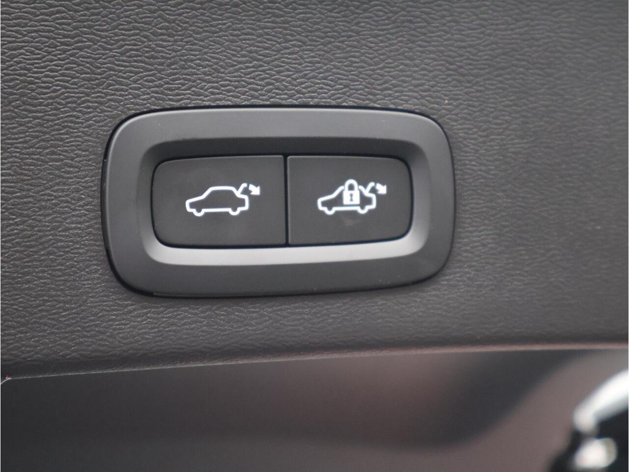 Volvo XC40 B4 197PK Plus Black Edition / Nubuck Bekleding / 20" / Contrasterend Dak / Harman Kardon / Elekt. Verstelb. Stoelen / Verwarmbaar Stuurwiel + Voorstoelen / BLIS /Adaptive Cruise /