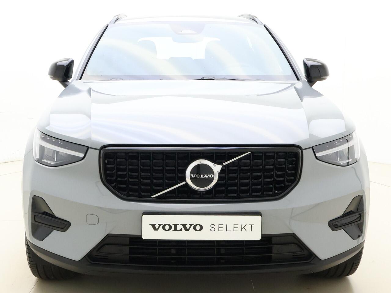 Volvo XC40 B4 211pk Plus Dark / Harman&Kardon / El. Trekhaak / El. Stoelen / Stoel + Stuurw. Verwarming / BLIS / ACC / PDC + CAM / Verw. Voorruit /