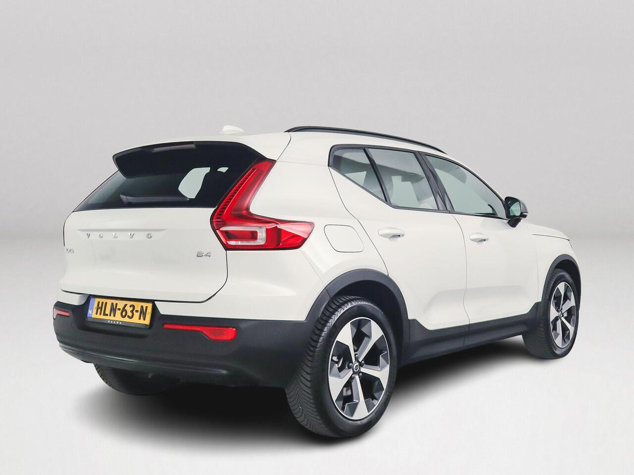 Volvo XC40 B4 Plus Dark | Parkeercamera | Stoel- en Stuurverwarming | Harman Kardon | Trekhaak