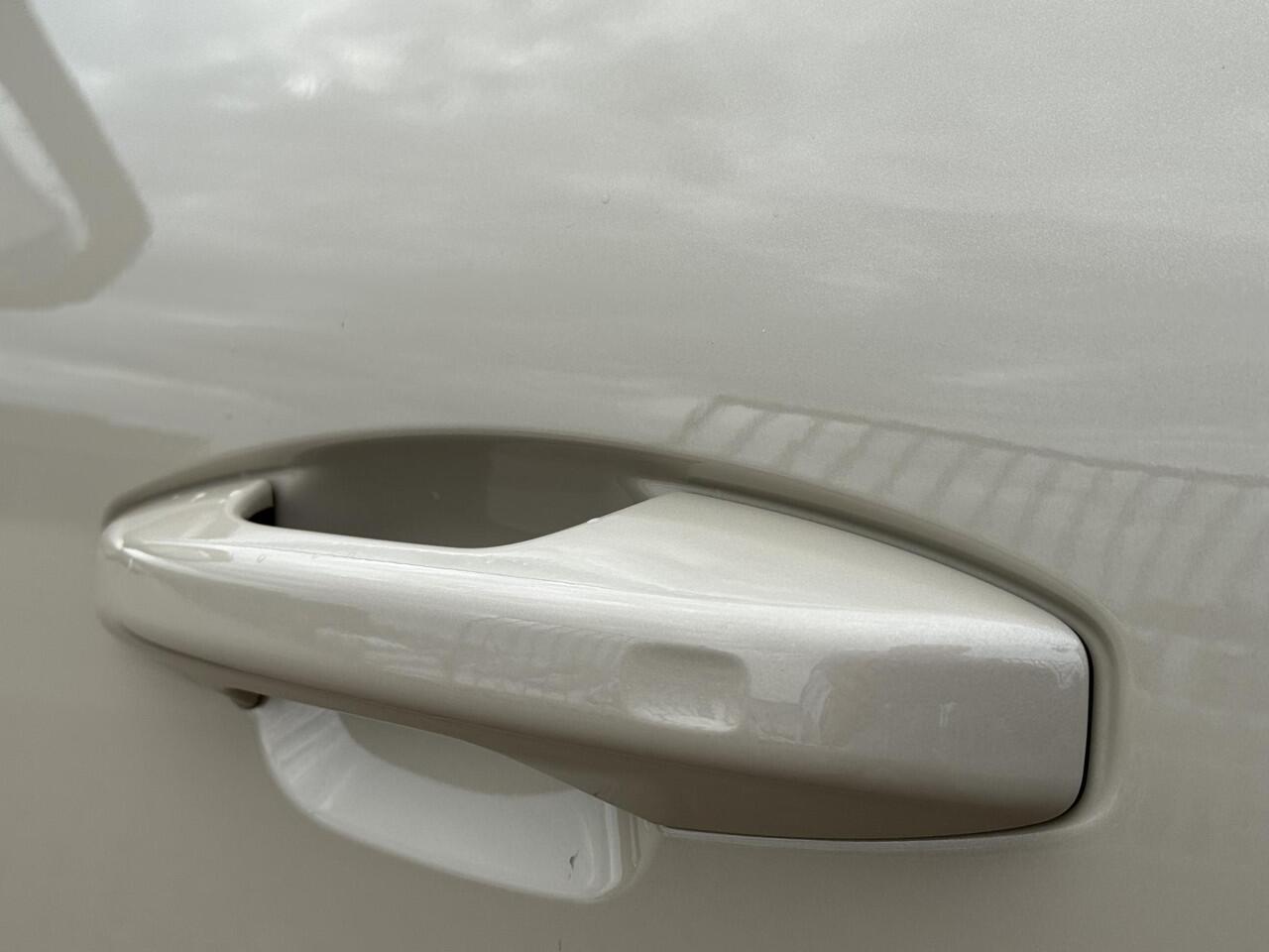 Volvo XC40 2.0 B4 Plus Dark | Trekhaak | Camera | Harman/Kardon | Keyless Entry/start | elektrisch verstelbare voorstoelen |