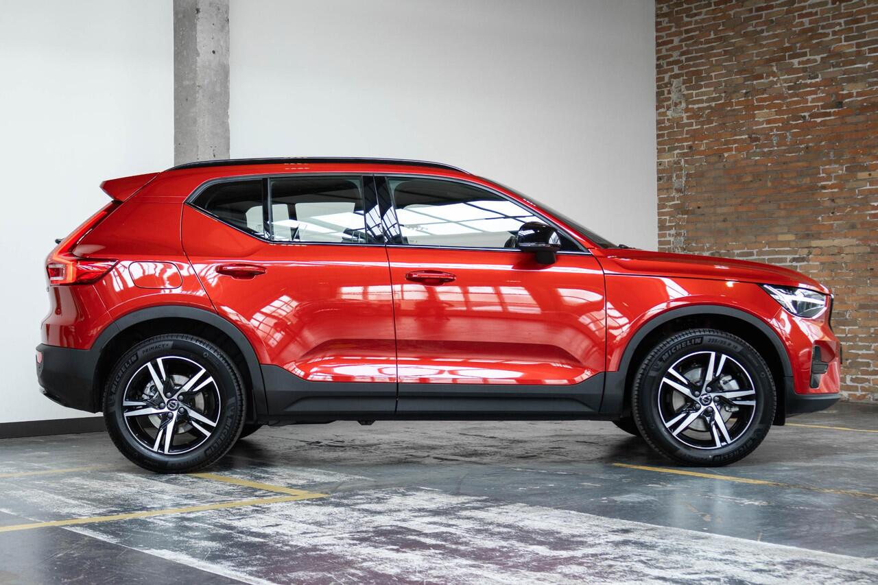 Volvo XC40 B4 Plus Dark | Verwarmde Voorstoelen+Stuurwiel | Verwarmde voorruit | Semi-Elektrische Trekhaak | Harman Kardon Premium Audio | Apple Carplay / Android Auto | Electrisch bedienbare voorstoelen | Google infotaiment
