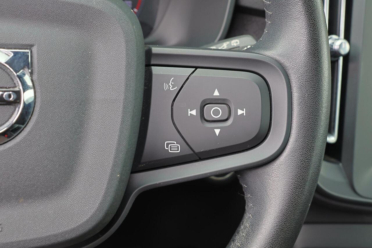 Volvo XC40 T2 Momentum Core - AUTOMAAT - LED-koplampen - Sensus navigatie - Cruise Control - Climate Control