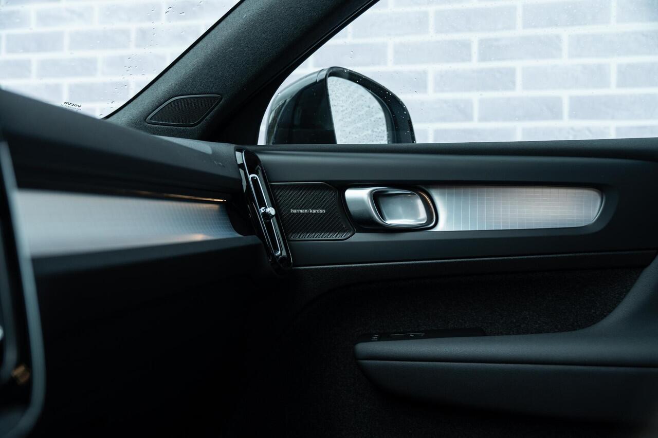 Volvo XC40 B4 Plus Dark Aut. | Trekhaak | All-seasonbanden | Lichtmetalen velgen 5-spaaks 19 inch