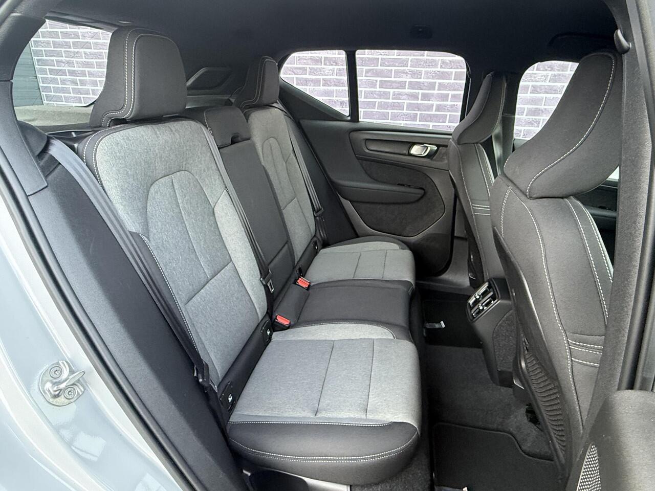 Volvo XC40 1.5 T2 Momentum Business LED | Keyless Entry/Start | parkeercamera | Parkeersensoren voor+achter | Adaptieve cruise control | Apple CarPlay/Android Auto |