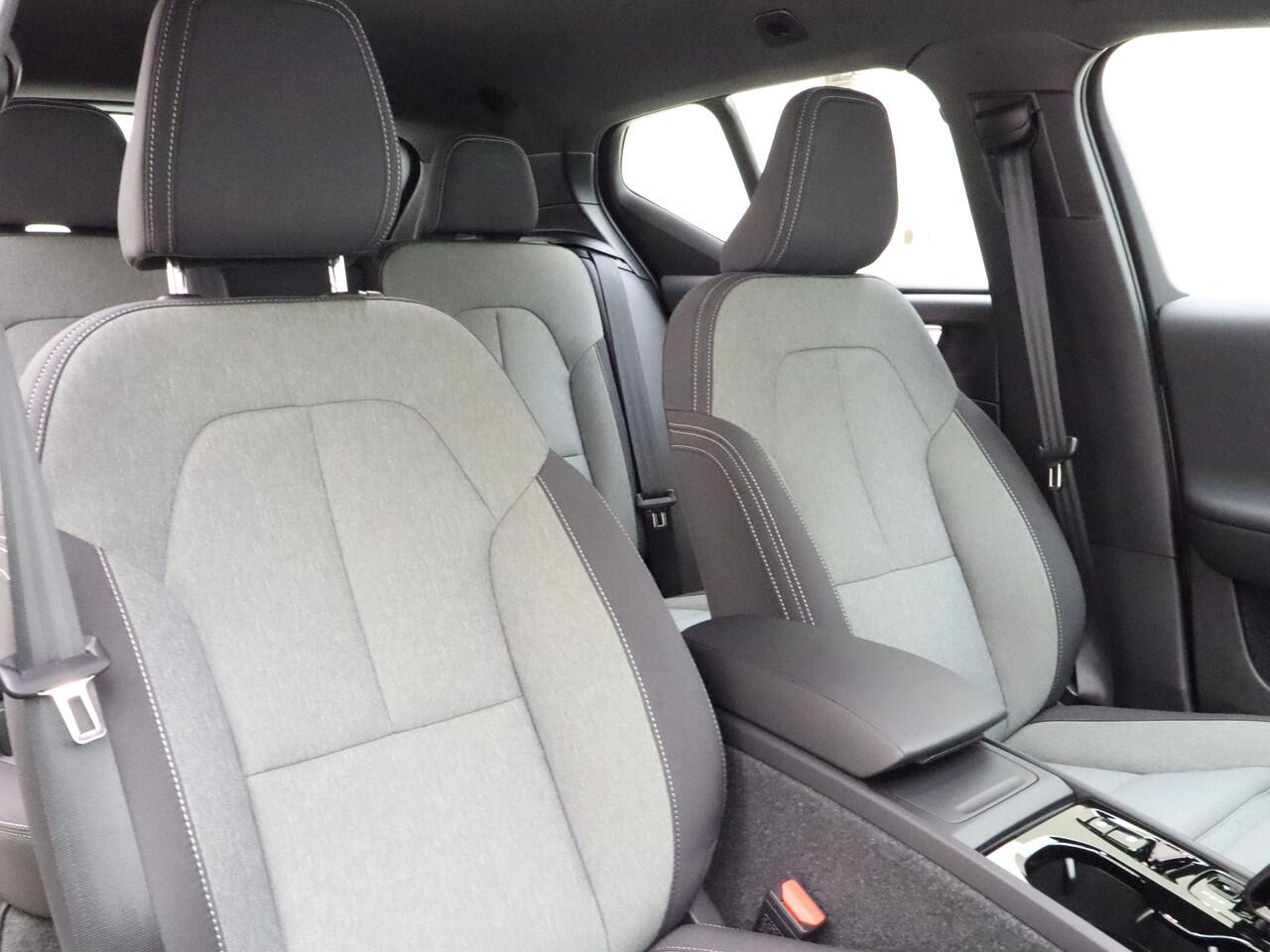 Volvo XC40 B4 211pk Plus Dark / Harman en Kardon audio / Keyless entry / Elektr. stoelen / Trekhaak / Stoel /- en stuurverwarming / Camera /