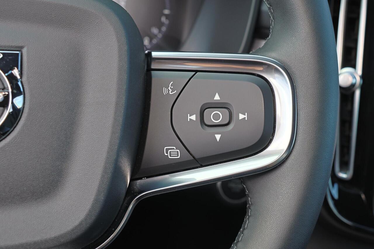 Volvo XC40 T5 Recharge Plus Dark - IntelliSafe Assist - 360º Camera - Harman/Kardon audio - Verwarmde voorstoelen & stuur - Parkeersensoren voor & achter - Elektr. bedienb. voorstoelen met geheugen links - Draadloze tel. lader - Extra getint glas - 19' LMV