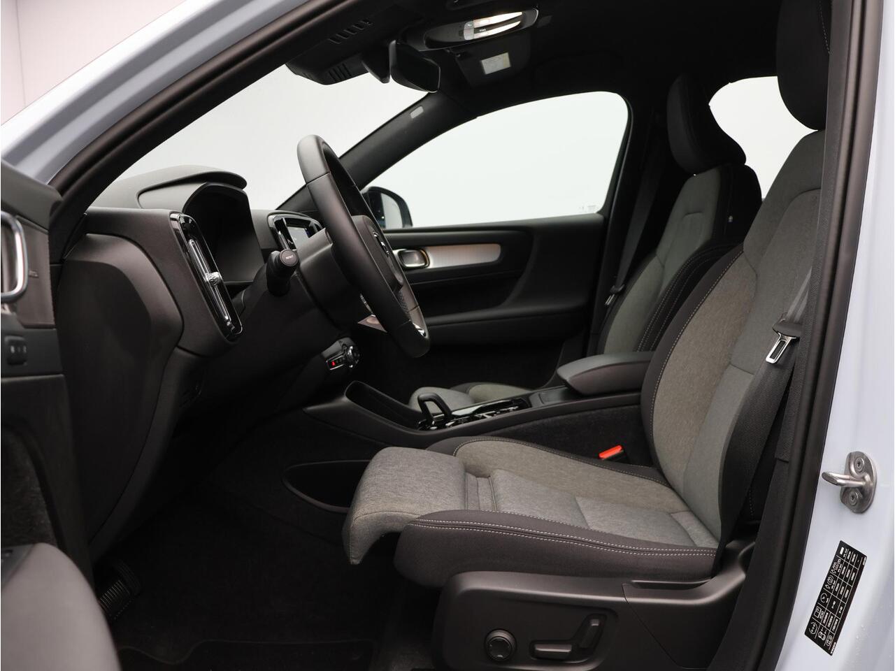 Volvo XC40 2.0 B4 Plus Dark Automaat / Trekhaak / Harman Kardon / All-Season Banden / Voorraam verwarmd