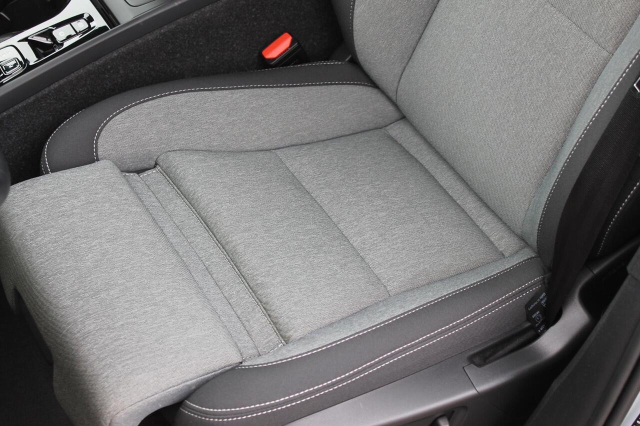 Volvo XC40 B4 211PK Automaat Plus Dark Google Infotainment / Verwarmbare voorruit / Semi elektrisch wegklapbare trekhaak / Elektrisch verstelbare voorstoelen met geheugen op de bestuurdersstoel