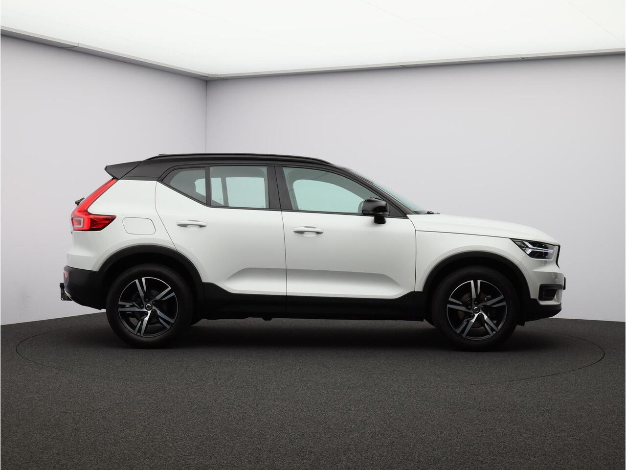 Volvo XC40 T2 Automaat R-Design Volvo XC40 T2 129PK / Automaat R-Design / Park Assist Pack / adaptieve cruise control / BLIS / Key Less / 18"/