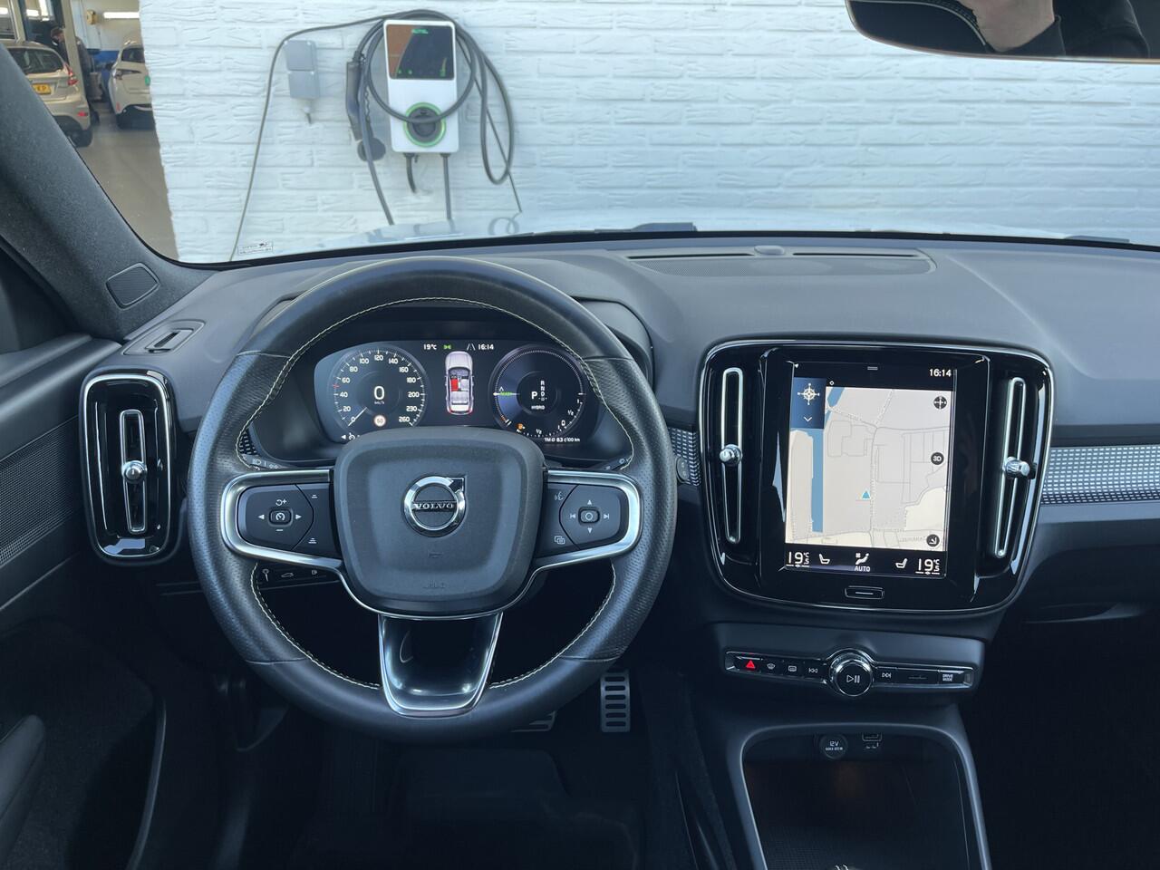 Volvo XC40 1.5 T4 Recharge R-Design | Navi | Trekhaak | CarPlay | Camera | LED | DAB | 19 inch